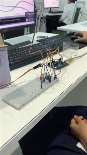 Tursunov Diyorbek on Instagram: "“Yomg‘irni Aniqlovchi Avtomatik Kir-Quritish Tizimi” (“Automatic Rain-Detecting Clothes Shelter System”) Fotima o‘quvchimiz Robototexnika darsida ushbu aqlli tizimni yaratdi. Loyiha yomg‘ir yog‘ishi bilan avtomatik tarzda reaksiya qiladi: rain sensor yomg‘irni sezishi bilan qizil LED yonadi, buzzer signal beradi va ishlab chiqilgan mexanizm kirlarni pana joyga olib kiradi. Agar havo ochiq bo‘lsa, yashil LED yonib, tizim odatdagi rejimda ishlaydi. Ushbu loyiha rea