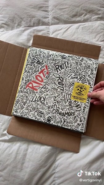 Replying to @watchsomebodysuffer don’t forget, all new orders (except pre orders) ship immediately now!!!🤍🪐 #vinyl #90s #radiohead #hole #mazzystar