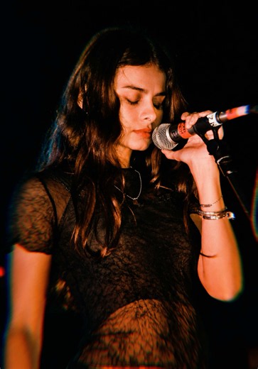 Most people think this is one of the greatest love songs ever written… but listen to the lyrics closely, and it’s really about longing for someone who never truly sees you. #MazzyStar #FadeIntoYou #90sMusic #MusicFacts #AlternativeRock