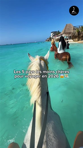 🌍 Top des pays où voyager pas cher en 2026 😱💸 Envie de faire le tour du monde sans exploser ton budget ? Voici 5 destinations qui valent grave le coup sans ruiner ton porte-monnaie 👇 🇻🇳 Vietnam – Une aventure authentique en Asie du Sud-Est 🛵 Entre street-food délicieuse, marchés colorés et paysages incroyables, tu peux vivre une journée complète pour seulement ~25–40 € en mode budget 💰. Le dong vietnamien reste favorable aux voyageurs ! ￼ 🇲🇦 Maroc – Soleil, médinas et tajines 🍲 Proche