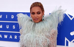 Beyoncé a lancé une collection des Fêtes et on veut tout - Hollywoodpq.com