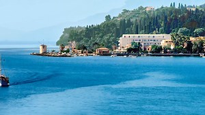 Das 4☀ Mayor Mon Repos Palace ist direkt am wunderschönen Strand mit kristallklarem Wasser gelegen 🌴🌊 Griechenland | Korfu | 7 Nächte | DZ Meerblick | HP | Adults Only Hotel | ab € 549,- ➤http://bit.ly/2QG5iAw | sonnenklar.TV