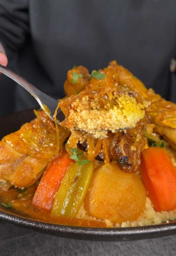 🇲🇦 COUSCOUS MAROCAIN Liste des ingrédients : 🥕 Légumes \t•\t2 carottes \t•\t2 oignons \t•\t3 navets \t•\t2 courgettes \t•\t1 branche de céleri \t•\t1 tomate \t•\t1 bâton de cannelle \t•\t15 g de gingembre \t•\t2 càs de ras el hanout \t•\t2 càs de concentré de tomate \t•\t1 càs de curcuma \t•\tLes queues d’un bouquet de coriandre \t•\t250 g de pois chiches ( ⸻ 🍗 Viandes \t•\t4 cuisses de poulet \t•\t500 g de collier d’agneau \t•\t4 merguez ⸻ 🍇 Garniture sucrée (optionnelle) \t•\t1 oignon \t•