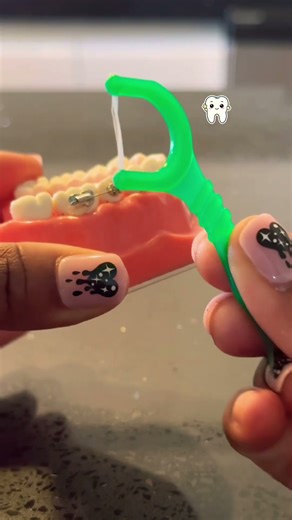 How to use your floss picks correctly this holiday season #holidaysonshorts