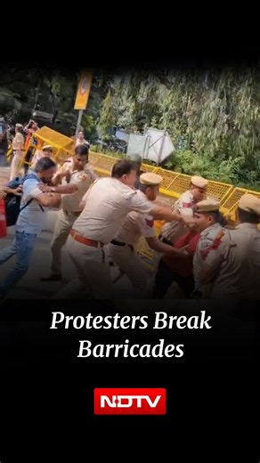 CJP Protest | Protesters Break Barricades As They Head Towards Jantar Mantar In Delhi