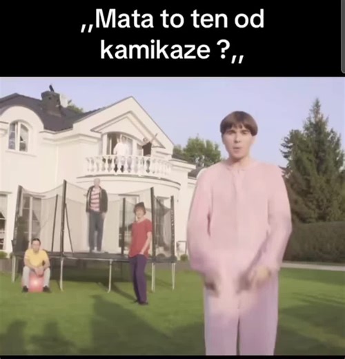 Mata i jego soczyste buziaki przez LCD szybą