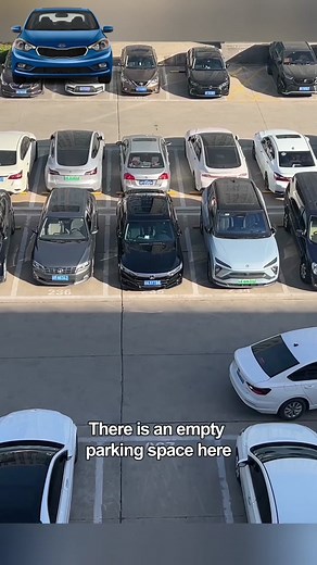 Simple and easy-to-understand instructions for backing into a parking space#car #tips #driving #carsoft #skills