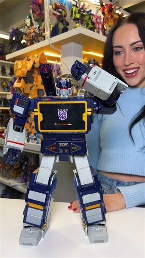 Sydney McKenna on Instagram: "HOW is this real?! 👀😳 Introducing to you the world’s first fully auto-converting Soundwave robot. Officially licensed by Hasbro and Transformers brought to you by @robosenofficial 🔊 Classic G1 Soundwave with Frank Welker Voice & Cinematic-Grade Finish. Pre-order before it sells out… link in bio! 👈 #robosen #transformers #soundwave #robosensoundwave #autotransformingrobot #decepticons #frankwelkervoice #collectibetech #transformersg1 #toycollector #collection"
