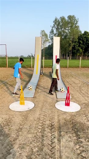 who finishes this crazy football marathon first? their unreal speed and shoulder to shoulder race turn every step into pure, breath stealing suspense!#gaming #funnyvideos #greenscreen #fyp