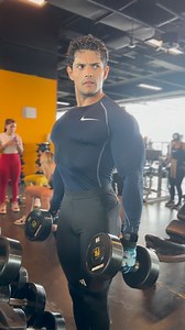 Obsesionado es poco… es un deseo que hierve la sangre y me hace levantarme cada mañana buscando la excelencia. Esculpiendo mis bíceps después de trabajar la espalda. #smartfit #nikepro #classicphysique #mexico | David Mendoza