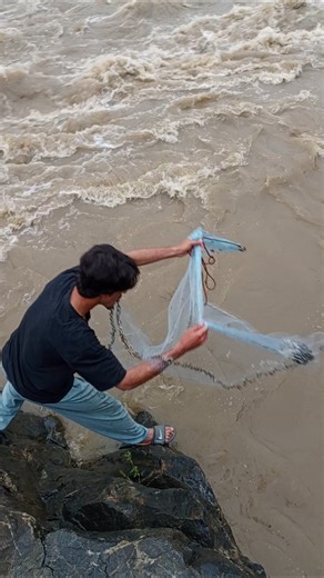 Muddy River Challenge | Perfect Net Cast in Deep Water #fishing #riverfishing #netfishing #foryou