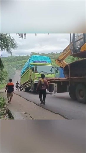 Hino truck fails to climb 🫣.#shorts #shortsvideo #automobile