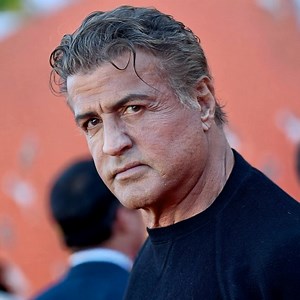 38K views · 164 reactions | Stallone 54 éves felesége fürdőruhában legyőzi bármelyik 20 éves modellt! 朗珞 A pár fotója alapján látható, hogy a szeretet kapcsolatukban nem fakult el a 26 évnyi házasság alatt  A 77 éves Stallone nem tud betelni feleségével. Csak irigyelni lehet a szépségét  Nézd meg a páros fotóit a kommentekben az ő nyaralásukról  | Mindenről | Facebook