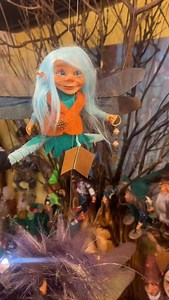 Somos una regalería y casa de té inspirada en el mundo de los seres elementales. Ofrecemos productos holísticos como tarot, oráculos, péndulos ,libros,etc. Todo este universo mágico se combina con nuestra cálida y delicada casa de té, totalmente ambientada y mágica. Cada visita es una experiencia: un espacio para disfrutar, conectar con la energía positiva y descubrir regalos especiales que inspiran y acompañan. Seguinos en Instagram , Facebook y TikTok Estamos en avenida de Mayo 944 Ramos Mejía