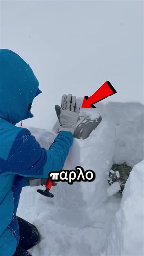 Γιατί πιέζουν το χιόνι με ένα φτυάρι με αυτόν τον τρόπο;