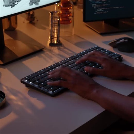 61K views · 14 reactions | Illuminazione Intelligente, prestazioni inarrestabili  I tasti retroilluminati si illuminano magicamente quando avvicini le mani e si adattano automaticamente alle condizioni di illuminazione, garantendo un consumo ottimale della batteria. Scopri la nostra nuova tastiera Logitech MX Mechanical  https://bit.ly/3N60ssQ #Logitech #MXMechanical | Logitech | Facebook