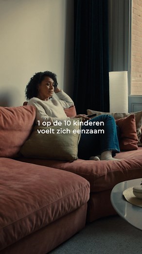 1 op de 10 kinderen voelt zich eenzaam. Kinderen willen praten over eenzaamheid, maar zonder goede vragen blijft het stil. Ga naar kinderpostzegels.nl/vraaghetanders | Kinderpostzegels