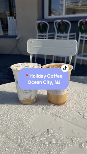 📍Holiday Coffee, Ocean City NJ ☕️Fluff on the Beach, Caramelized Banana Latte 🌟10/10 Finally made my way to this coffee shop that went viral not too long ago for their fluffy lattes! It was super cute & cozy, and had plenty of seating to hang out. Plus, how cool is the Photo Booth?! I got their fluff on the beach, which is the winter fluffy special; a peanut butter latte with marshmallow cold foam in a fluff lined cup. I can see why it went viral - the fluff is sweet and adds a nice layer of f