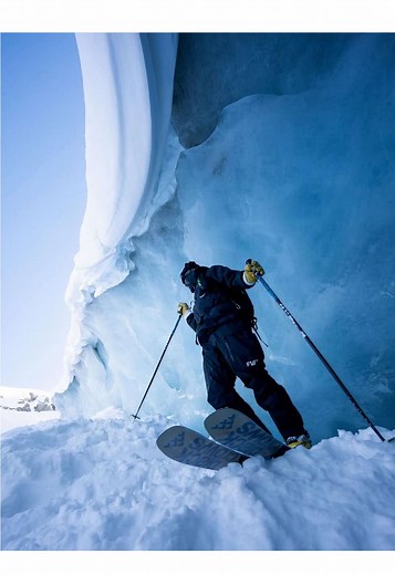 7 choses à absolument faire aux Deux Alpes 😍🪂🎿 Aujourd’hui je te propose 7 choses à faire aux Deux Alpes : 🧊Monter au glacier à 3400 mètres pour une vue incroyable sur le massif des Écrins ❄️Visiter la grotte de glace et ses créatures préhistoriques ⛸️Profiter de l’immense domaine skiable ⛷️ Faire du ski hors-piste avec un moniteur 🪂S’envoler en parapente face aux sommets 🍽️Faire une pause dans un restaurant d’altitude comme le Diablo Cœur ❤️ Partir en balade en raquettes dans la magnifiqu