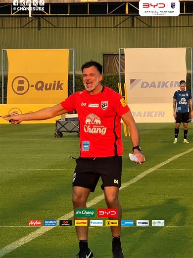 🎬 Anthony Hudson, 𝗜𝗡 𝗔𝗖𝗧𝗜𝗢𝗡! 🔥 🗣️ แอ็กชันการคุมซ้อมและติวเข้มทัพช้างศึก 🇹🇭 ของ #แอนโธนีฮัดสัน สู้ไปด้วยกัน. มุ่งมั่นไปด้วยกัน. และเราจะเข้ารอบไปด้วยกัน #ศึกพลิกชะตาศรัทธาเป็นเดิมพัน 👊🏻 โปรแกรมการแข่งขันของทีมชาติไทย ในเดือนมีนาคม มีดังนี้ 📌 เอเชียน คัพ 2027 รอบคัดเลือก กลุ่ม ดี นัดที่ 6 🇹🇭 ไทย พบ เติร์กเมนิสถาน 🇹🇲 🗓 วันที่ 31 มีนาคม 2569 ⏰ 19.30 น. 🏟 สนามราชมังคลากีฬาสถาน 🎫 ซื้อบัตรได้ที่ > http://bit.ly/4r4WKUp 📺 ถ่ายทอดสดทาง TrueVisions Now, ไทยรัฐ ทีวี และ BG Sports #ฝ