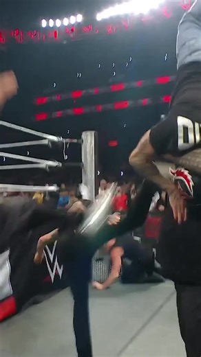 بينتا ودراجون لي وراي ميستيريو يظهرون لمساعدة سي ام بانك! #WWERaw Netflix | WWE Middle East & Africa