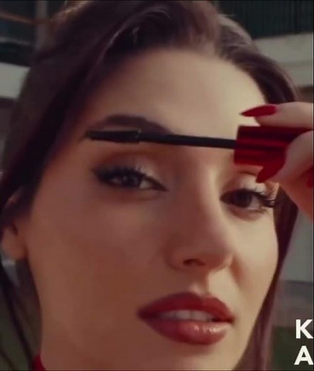 Hande Erçel's Unbelievable Beauty Transformation! ✨ #HandeErçel #Fashion #Shorts