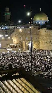 Yishai Ribo singing Avinu Malkeinu at slichot prayers in Jerusalem
