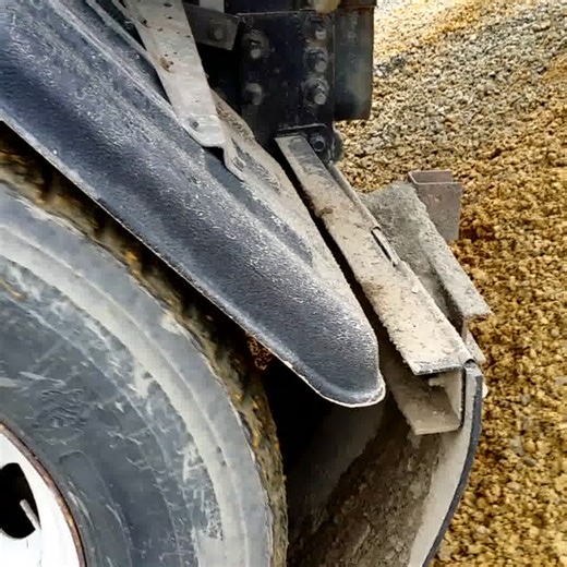 Fast Flaps eliminate torn mud flaps, damaged equipment, and DOT fines. They're the no-brainer mud flap hanger! | Minimizer