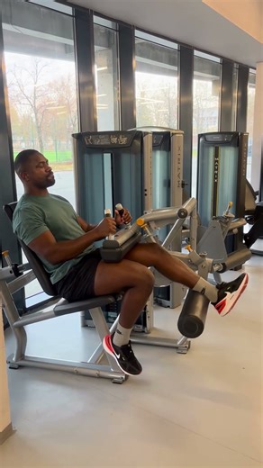 Single leg machine hamstring curl