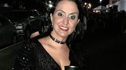 Médica suspeita de mandar matar mulher canta música famosa durante exame