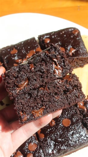 ⬇️ Recipe below! 🍫 Fudgy Applesauce Brownies are superrr rich and gooey brownies made with applesauce instead of butter. They are so moist and delicious! 🍎 Recipe here - https://taffeybakery.com/applesauce-brownies/ or comment the word recipe and I’ll send it directly to your inbox! | Taffey Bakery