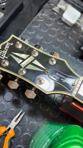 Yo tenía solo un año 😂👏🏻👏🏻👏🏻👏🏻 #data #guitar #guitarrista #pickups | Rodolfo Calera