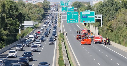 11 aut v sobě, několik zraněných! Řetězové nehody ochromily D1 u Prahy