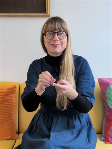 With our accessory of the month, Darning Foot #9, small holes and tears in fabrics practically repair themselves. The hopper mechanism combined with the vertical spring presses the foot firmly to the project, preventing the material from pulling up with the needle during sewing (flagging) and ensuring a neat stitch pattern. The special shape of Darning Foot #9 also makes it ideal for free-hand embroidery, quilting, and creating attractive lace and monograms. Between now and January 31st 2026, yo