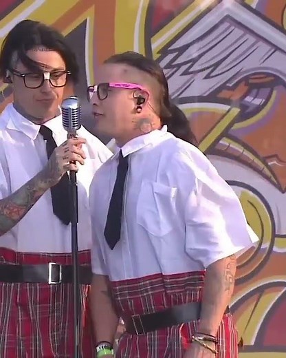 Ronnie Radke & Max Green introducing Falling In Reverse "Gangsta's Paradise" live (2014)