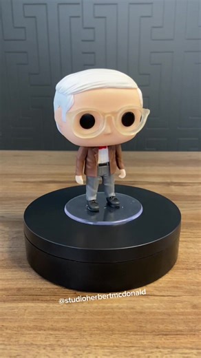 Aaron Beck, conhecido como o pai do TCC( Terapia Cognitiva Comportamental). . . . #psiquiatra #psiquiatria #tcc #terapiacognitiva #terapiacognitivacomportamental #psicologia #aaronbeck #studioherbertmcdonald #biscuit #feitoamao #porcelanafria #funkopopaaronbeck