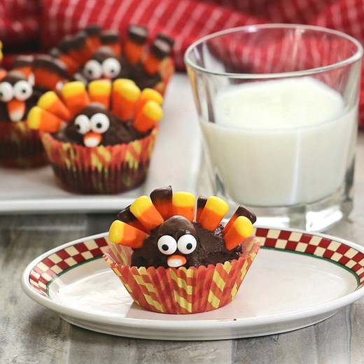 Candy Corn Turkey Cupcakes - Easy Thanksgiving Desserts for KIds