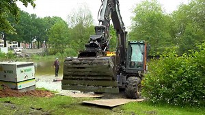 114K views · 197 reactions | Vijftig karpers, vier snoeken, twee palingen en heleboel kleiner 'spul' zijn vrijdag in Damwâld door beroepsvissers met netten gevangen en elders uitgezet. Bekijk hier de beelden en lees verder op: https://buff.ly/3hbX6WK | Leeuwarder Courant | Facebook