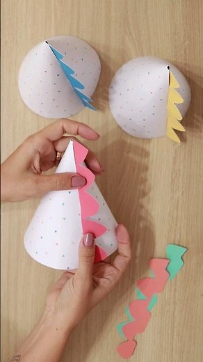 Chapéu de aniversário no tema Dinossauros, para imprimir e montar. Acesse www.acrafteca.com.br 🩷