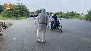 Thợ xây dựng thất nghiệp về quê, nói có giấy test F0 lôi trong bao bố ra làm Khương Dừa hoảng hồn... | Khương Dừa