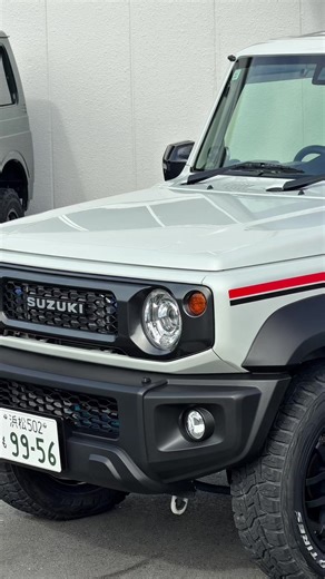ジムニーシエラにターボという選択。 走りをもっと楽しく。 GReddyターボキット搭載 Jimny Sierra 1.5 🚀 ターボを装着することで、 トルクは約49％アップ、 パワーは約26％アップ。 より力強い走りを楽しめます。 ジムニーの運転がさらに楽しくなる仕様です。 足元にはRAYSの18インチホイール。 純正の15インチから18インチへ変更し、よりスポーティなスタイルに仕上がっています。 タイヤはTOYO TIRES RT（18インチ）。 サイドにはEdigarageオリジナルサイドデカールを装着。 スズキ初のターボジムニー「JA71」のストライプをモチーフにした特別デザインです。 内装は基本的にフルノーマル。 ターボを装着しても快適装備はそのまま残っています。 Kenwoodナビ、スポーツマフラーも装備。 現在の走行距離は約25,000km。 ターボキットは約10,000km前に装着されています。 この車両は現在販売中です。 詳しくはGoo-netの掲載ページをご覧ください。 ジムニーのターボ化に興味がある方、 またはこの車両の購入に興味がある方は お気軽にメッセージく
