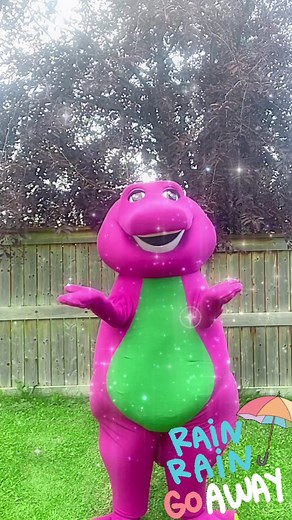 Let’s sing away the rain and bring on the sunshine! ☔️🌈☀️ #barneythedinosaur #singalong #childhood #nostalgia #kids #favsong #rainraingoaway #playtime #rain #imagination #puddles #raining #playtime #fun #sing #summer #duet #love #pbskids #90skids #2000skids #fyp