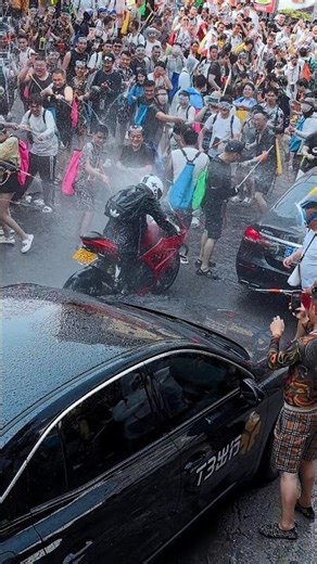 Biker stuck in Water Fight Event #waterfight #thailand #summer #motorcycle #zxmoto820rr #wsbk #race