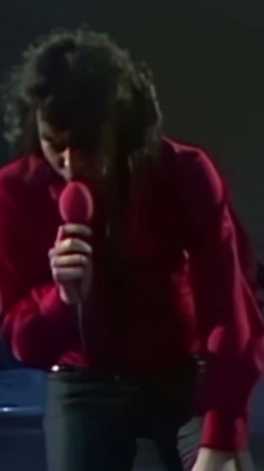 Tell us your favorite Neil performance in the comments! This one of “I Am… I Said” has to be one of our favorites ❤️ ~Team Neil #IAmISaid #NeilDiamond