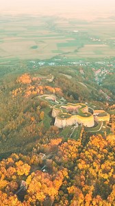 🍂 Twierdza Srebrna Góra - Jesienny Skarb Gór Sowich z Lotu Ptaka! 🍂 Zobacz monumentalne mury Twierdzy Srebrna Góra w niesamowitych barwach jesieni! Z lotu ptaka jesienne kolory tworzą niemal malowniczy obraz, jakby sama natura chciała podkreślić majestat naszej fortecy. 🏰✨ 🍁 Przeżyj tę magię na własne oczy! Daj się oczarować naturze, która co roku na nowo maluje Góry Sowie. 🔸 Gotowy na jesienną przygodę? Przyjedź i przekonaj się, dlaczego Twierdza Srebrna Góra jest jednym z najpiękniejszych