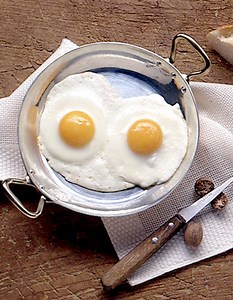 Œufs au beurre noir - Recettes - Elle à Table
