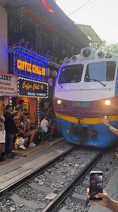 123K views · 2.2K reactions | La célèbre rue du train à Hanoï #vietnamdecouverte #vietnam #travel #voyage #hanoi #hanoitrainstreet | Vietnam Découverte | Facebook