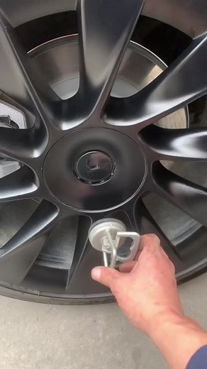 Wheel cap removal