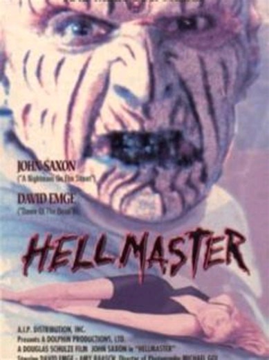 4/365 HELLMASTER (1992) 4/365 HELLMASTER (1992) Vibes alla nightmare, per un film assolutamente in linea con il periodo. Saxon è il cattivo che controlla un gruppetto di freaks, traformati così dalla droga che ha creato lui. E che ha sperimentato vent'anni prima con conseguenze catastrofiche. Tra incubi indotti dal controllo mentale, e qualche scena spatterosa, Hellmaster se la cavicchia e riesce a farsi voler bene. Nel cast anche il