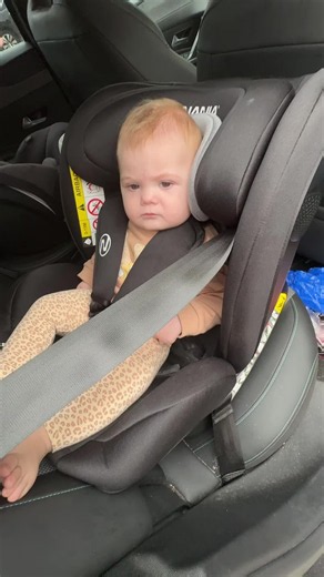 Baby Mya dans son siège auto évolutif — très à l’aise